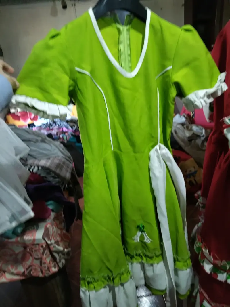 Vestido de niña folclórico verde y rojo - 1