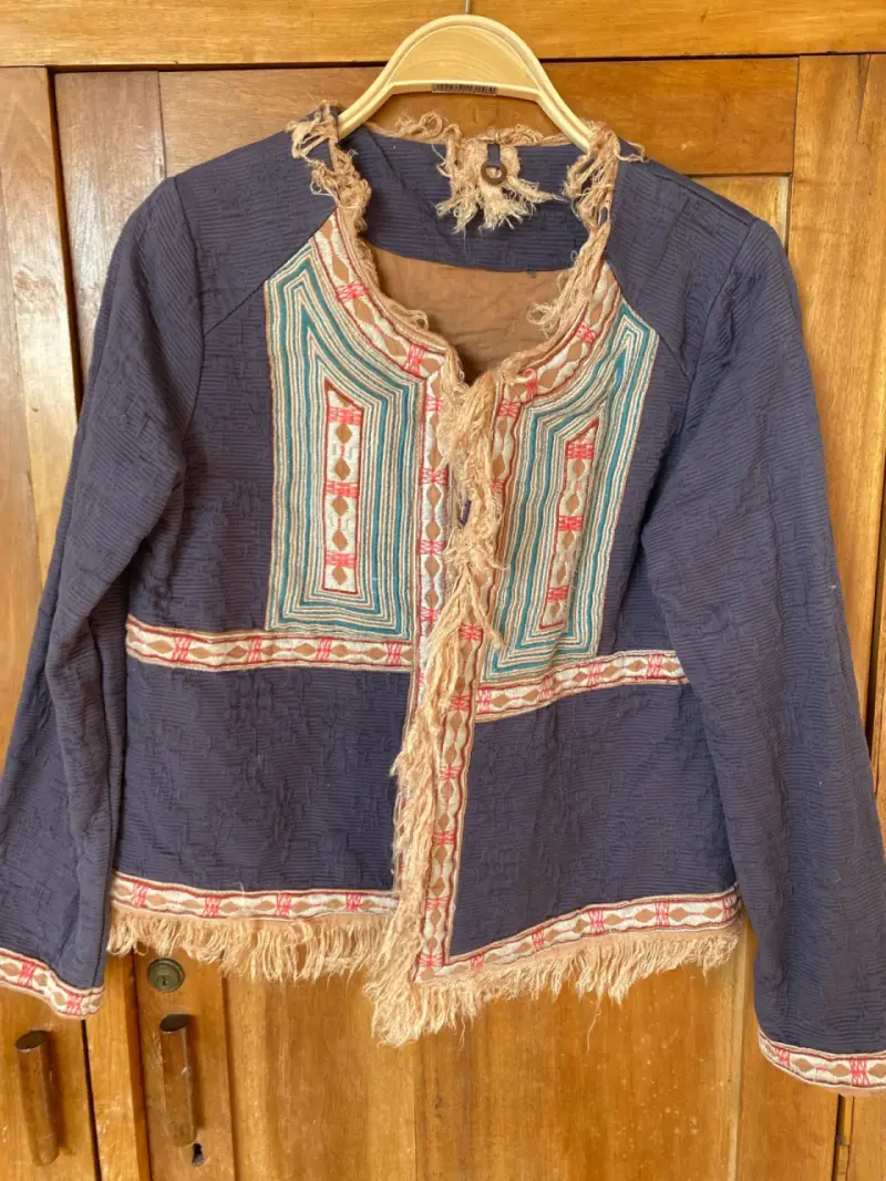 Chaqueta étnica con aplicaciones y flecos - 1