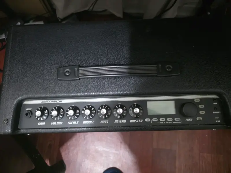 Amplificador Fender Mustang III V2 para guitarra - 2