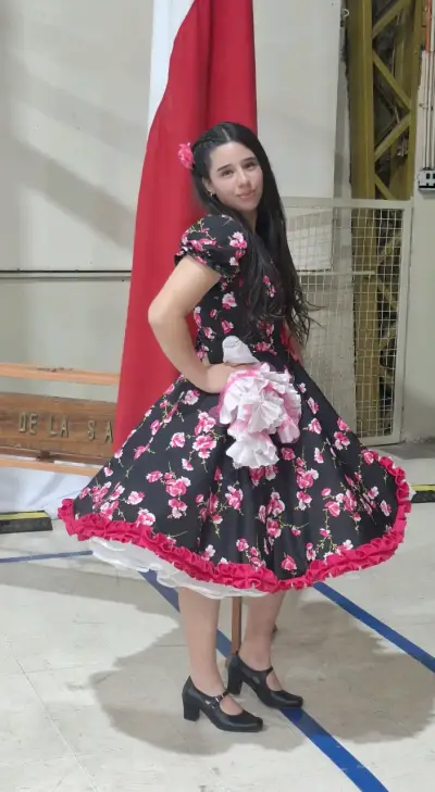 Vestido de Huasa Tradicional con Flores - miniatura 1