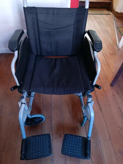Silla de ruedas plegable ligera - miniatura 1