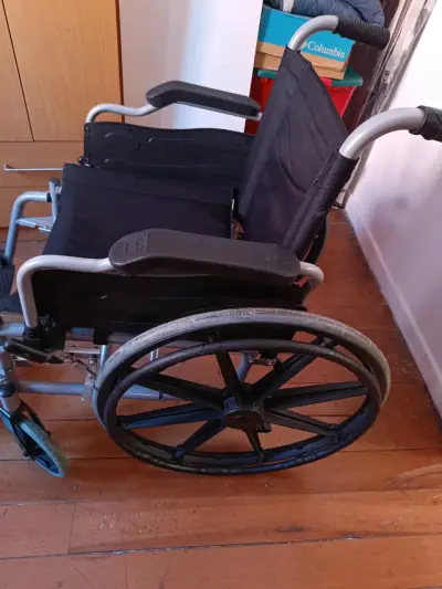 Silla de ruedas plegable ligera - miniatura 2
