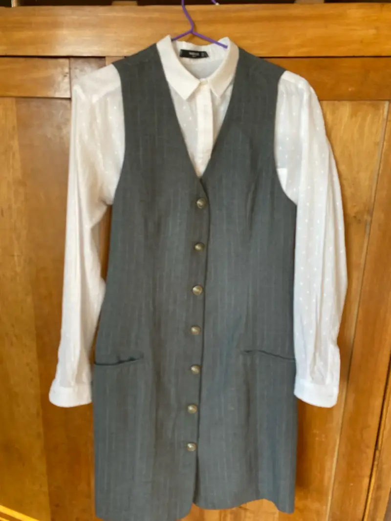 Vestido gris sin la blusa - 1