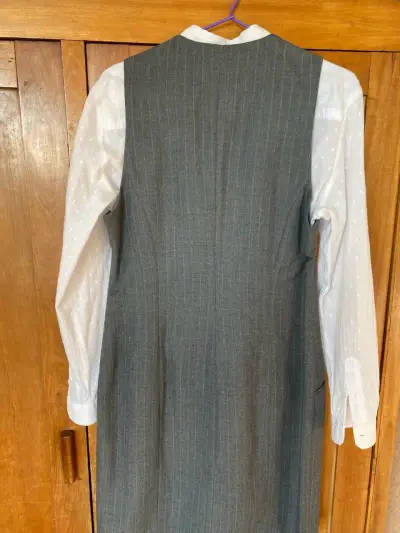 Vestido gris sin la blusa - miniatura 2