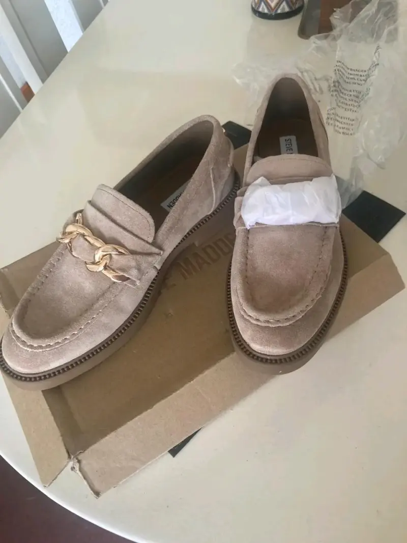 Mocasines de gamuza beige con cadena Steve Madden - 2