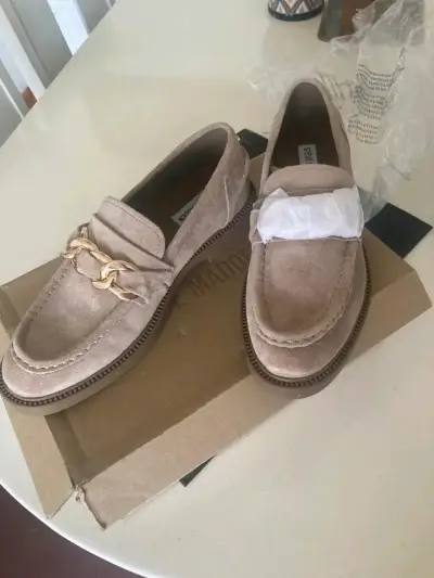 Mocasines de gamuza beige con cadena Steve Madden - miniatura 2