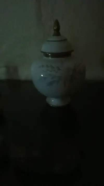 Jarrón de Porcelana con Flores y Detalles Dorados - miniatura 3