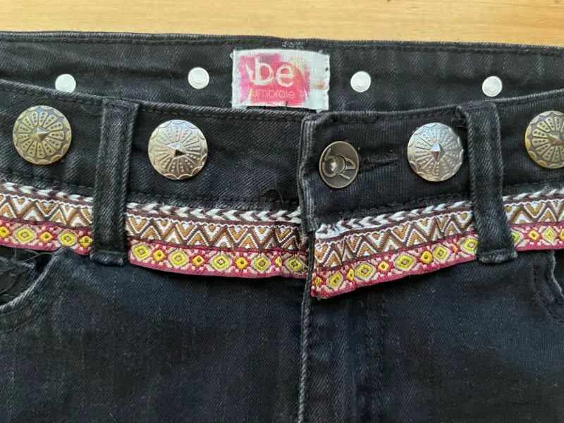 Shorts de mezclilla negros con detalles étnicos - 4