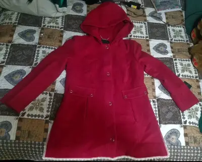 Abrigo rojo con capucha para mujer - miniatura 1