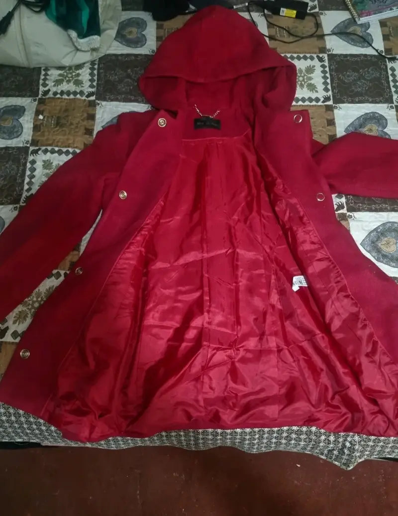 Abrigo rojo con capucha para mujer - 2
