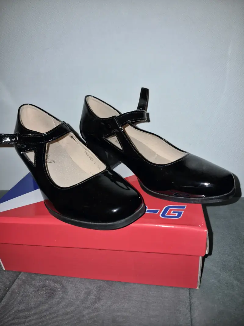 Zapatos de charol negro con hebilla talla 34 - 2