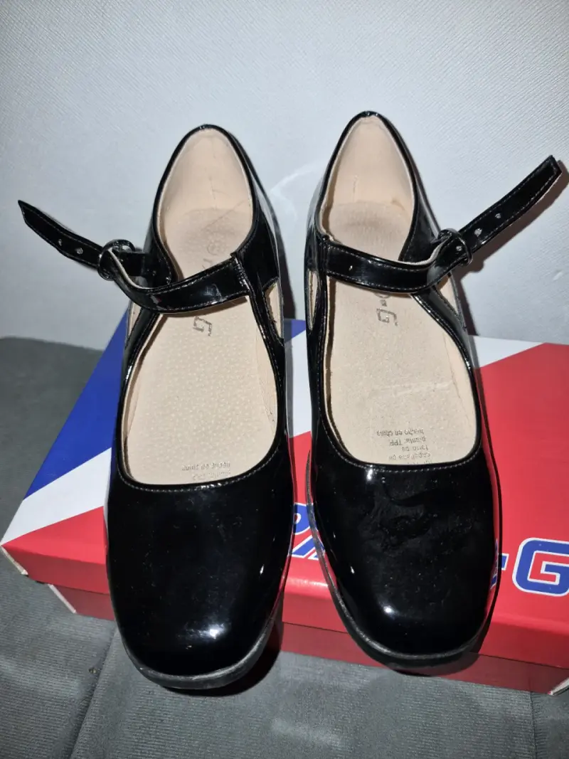 Zapatos de charol negro con hebilla talla 34 - 3
