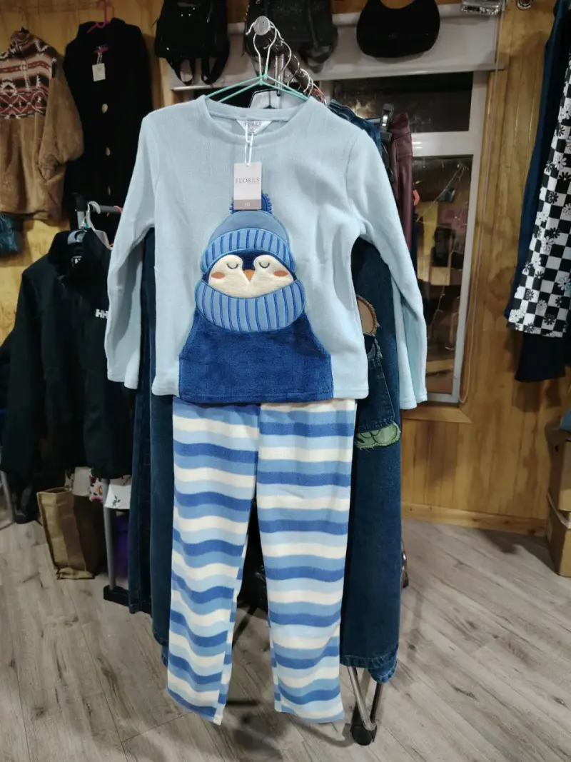Pijama infantil de invierno con diseño de pingüino