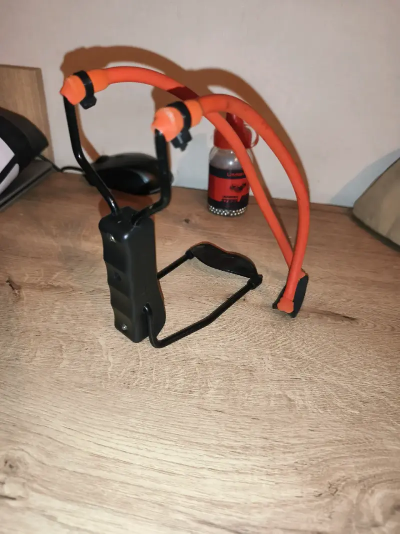 Resortera profesional con bandas elásticas naranjas - 1