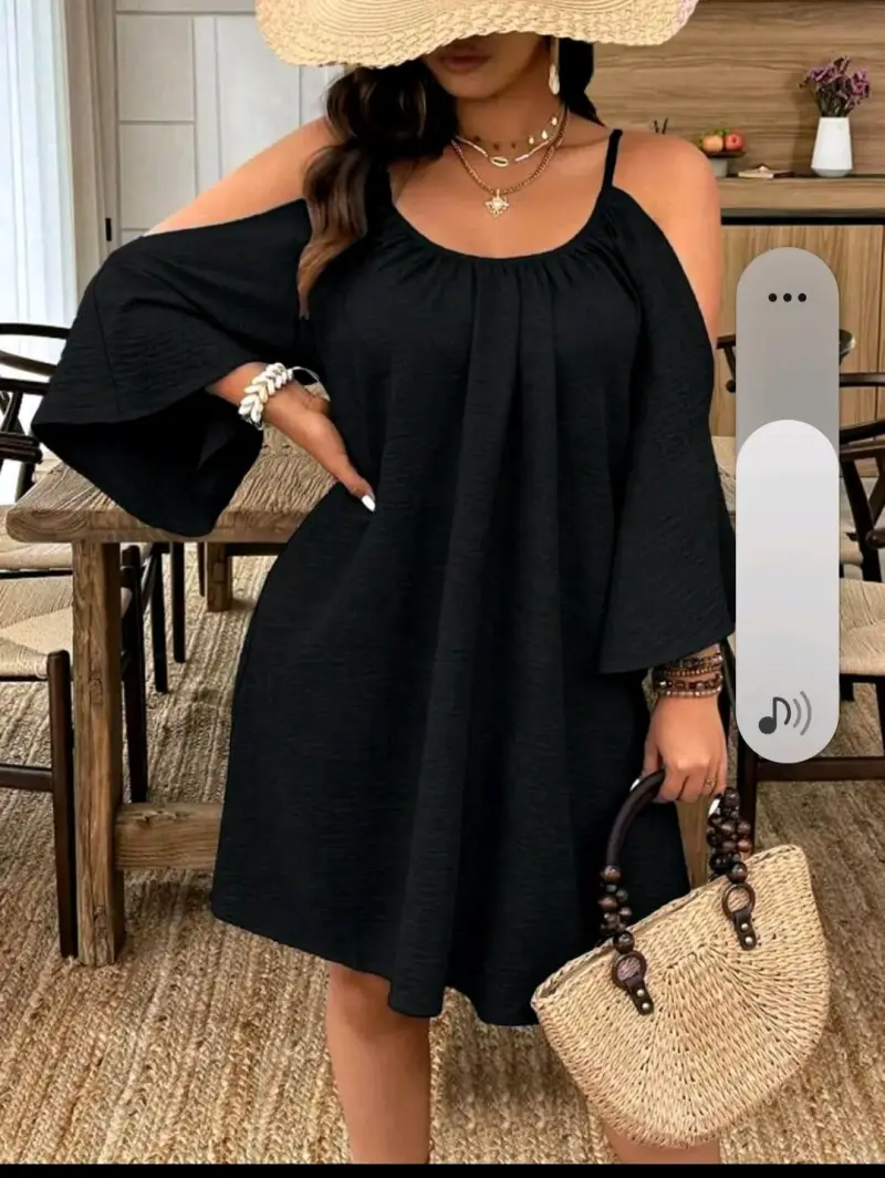 Vestido negro con detalles dorados y mangas abiertas - 2