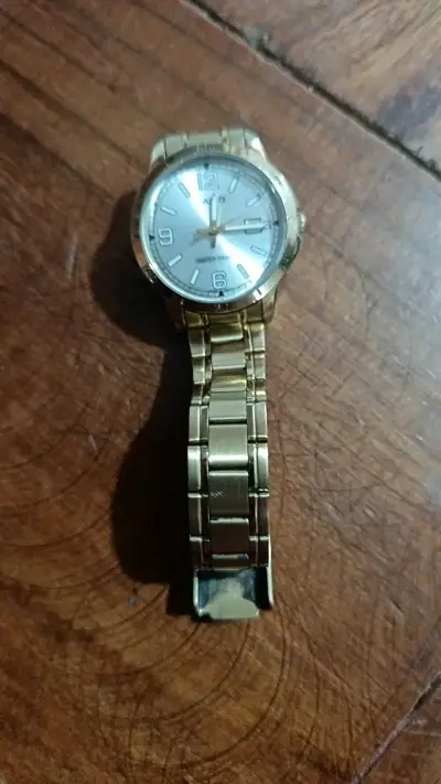 Reloj dorado Casio resistente al agua - miniatura 1