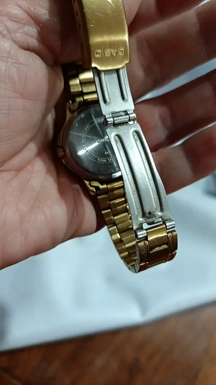 Reloj dorado Casio resistente al agua - 2