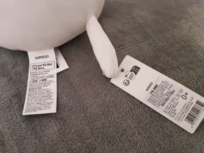Peluche de gato blanco con antifaz rosa Miniso - miniatura 2