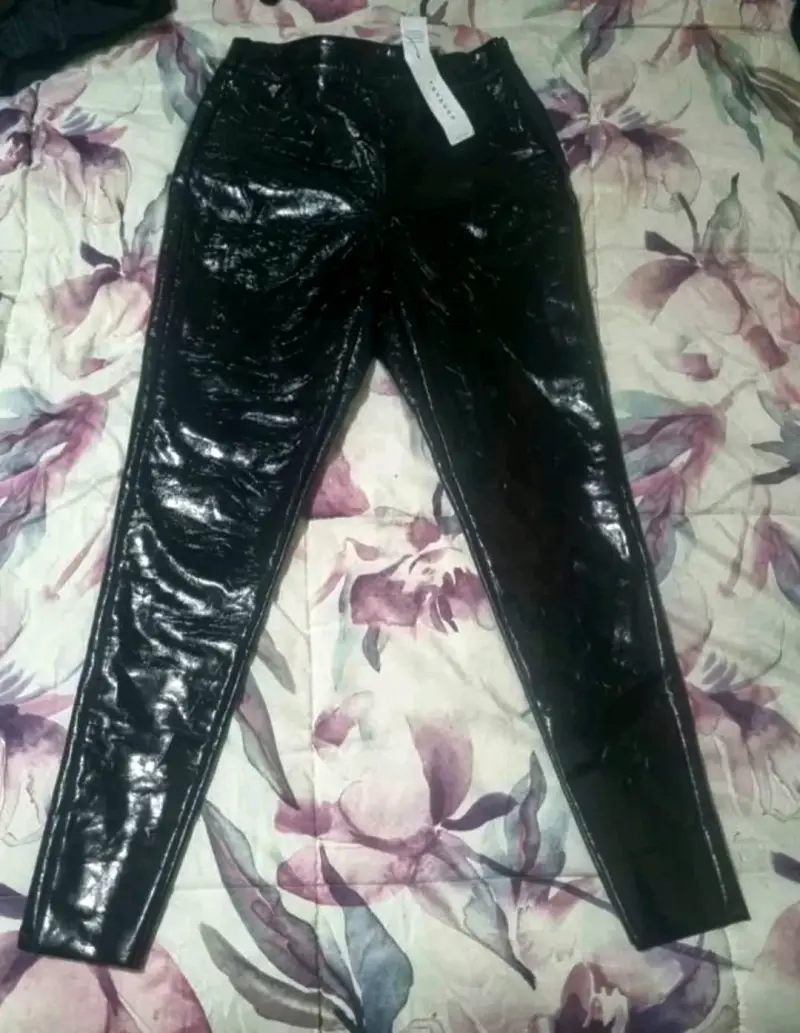 Pantalones de cuero sintético negro para mujer