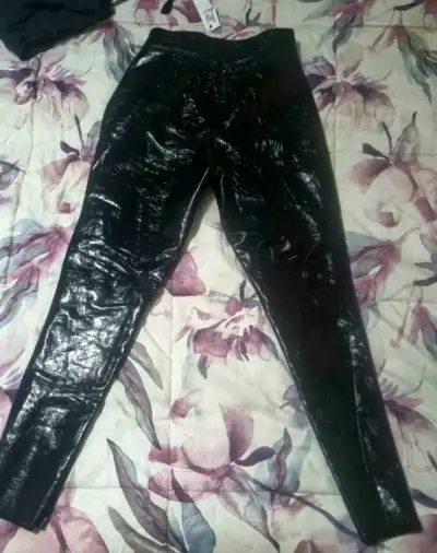 Pantalones de cuero sintético negro para mujer - miniatura 2