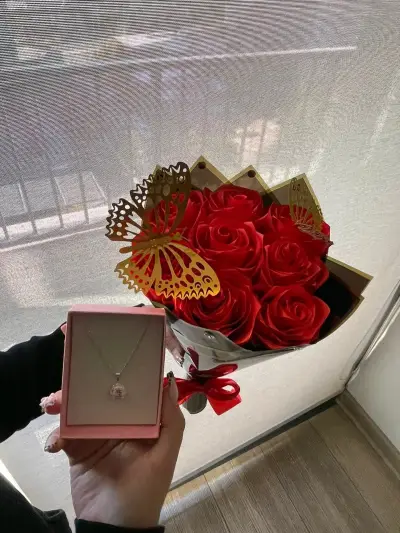 Ramo de rosas artificiales con collar de plata - miniatura 1