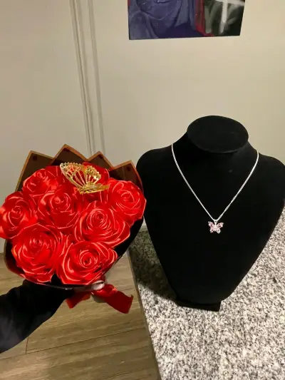Ramo de rosas artificiales con collar de plata - miniatura 2