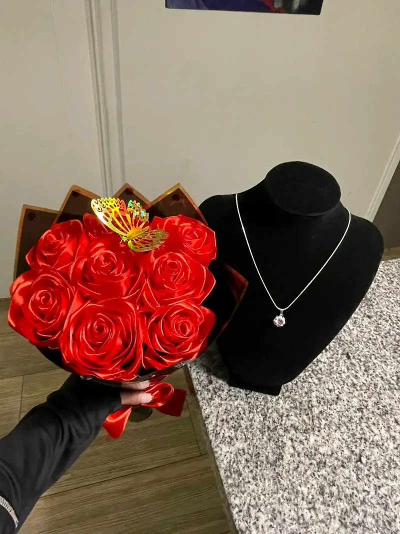 Ramo de rosas artificiales con collar de plata - 3