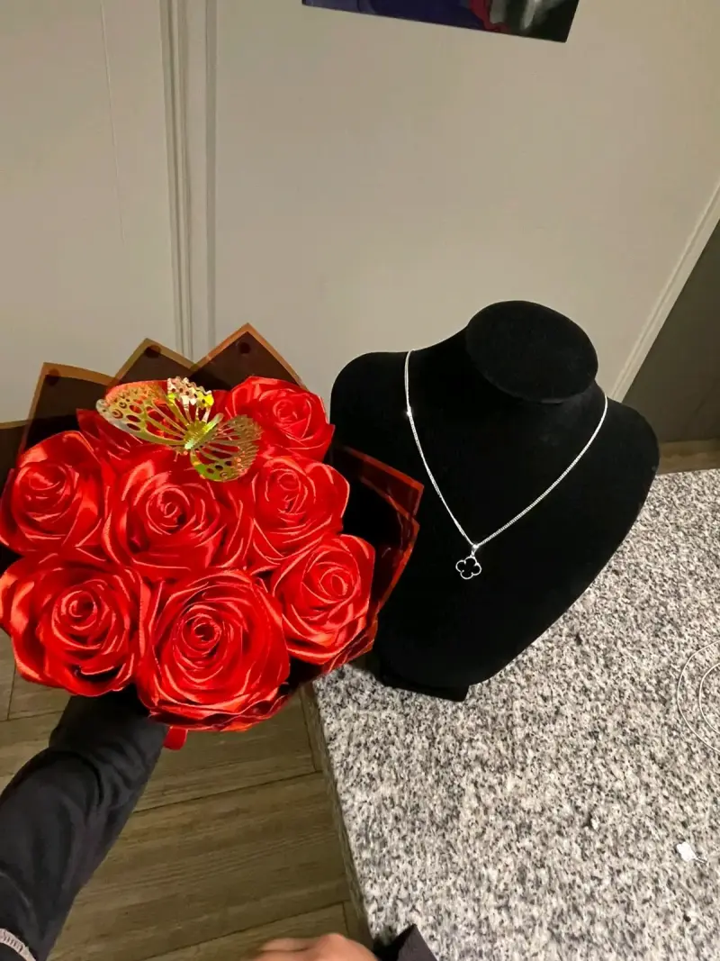 Ramo de rosas artificiales con collar de plata - 4