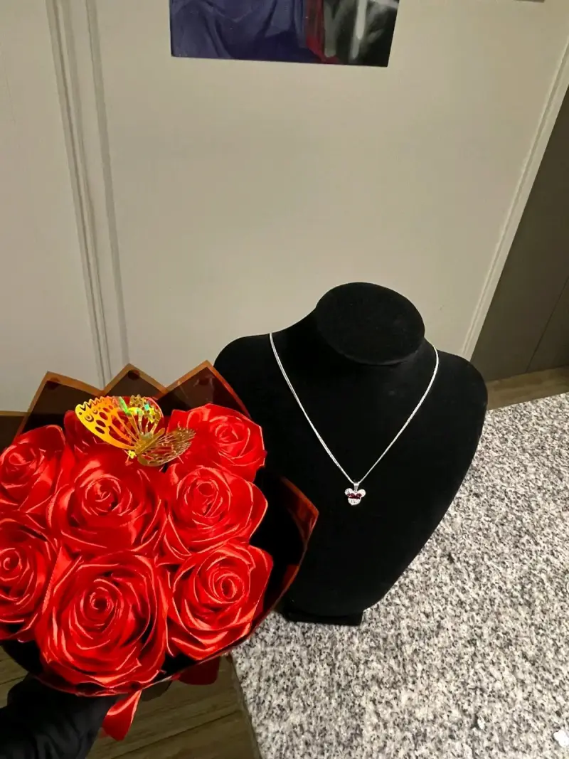 Ramo de rosas artificiales con collar de plata - 5