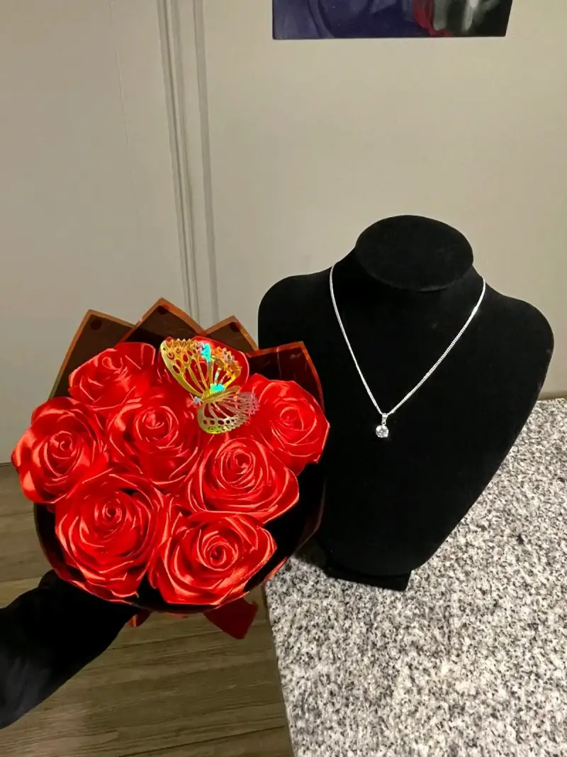 Ramo de rosas artificiales con collar de plata - 6