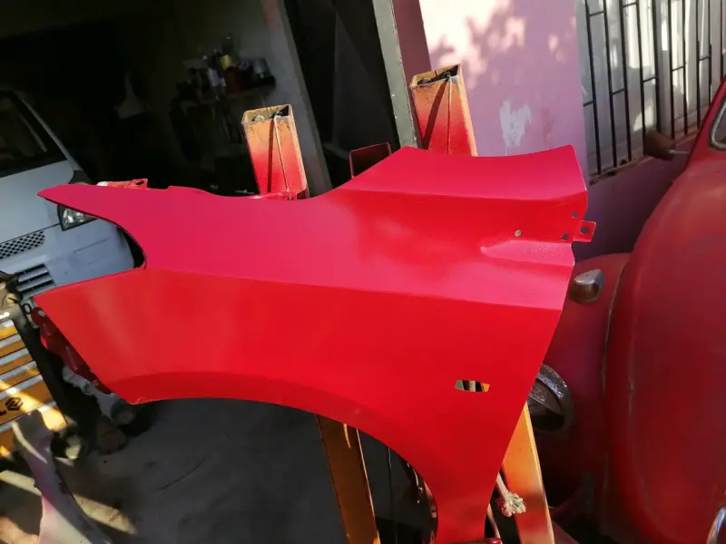 Guardabarros delantero rojo para auto