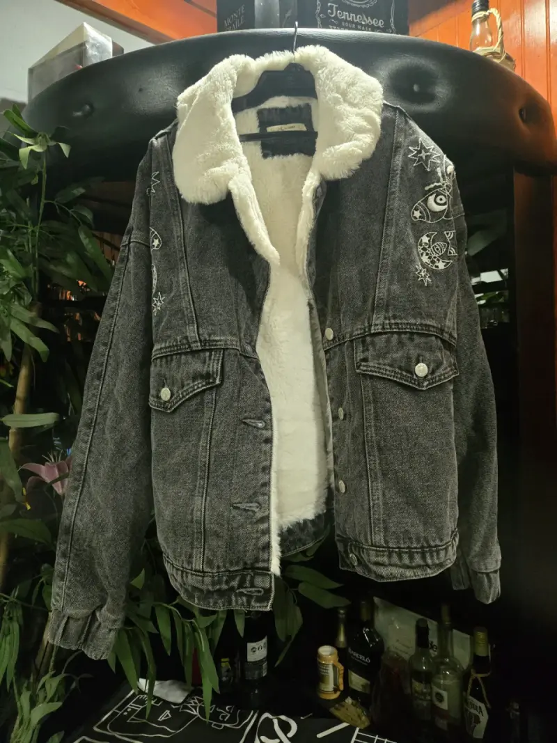 Chaqueta de mezclilla con forro de lana y bordados - 1