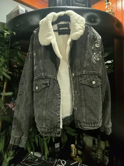 Chaqueta de mezclilla con forro de lana y bordados - miniatura 1