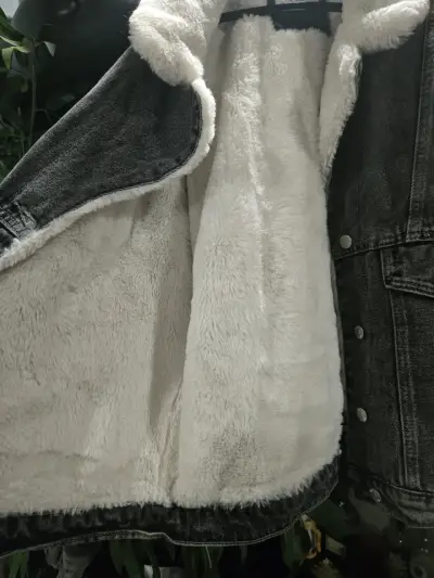 Chaqueta de mezclilla con forro de lana y bordados - miniatura 2