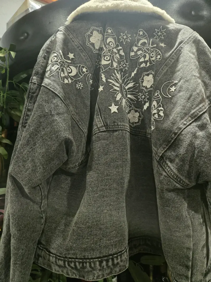 Chaqueta de mezclilla con forro de lana y bordados - 3