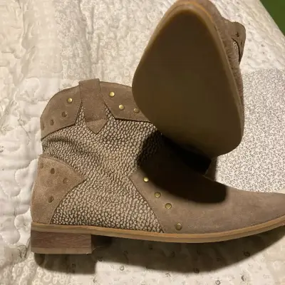 Botines de gamuza con tachuelas beige - miniatura 1