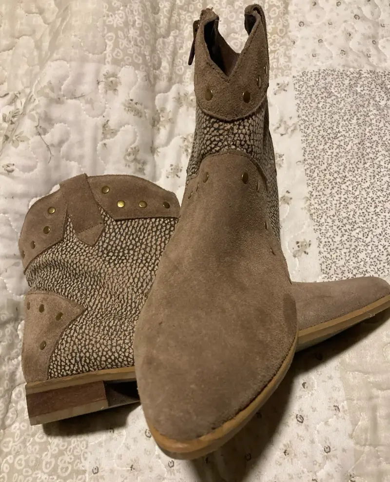 Botines de gamuza con tachuelas beige - 2