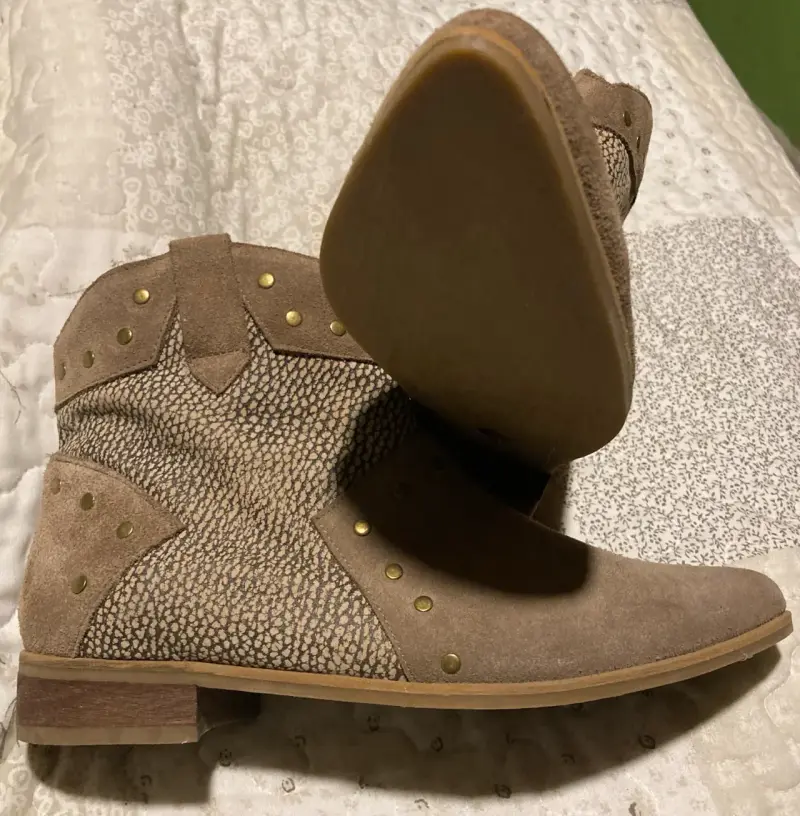 Botines de gamuza con tachuelas beige - 3