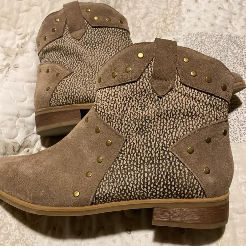 Botines de gamuza con tachuelas beige - 4