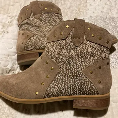 Botines de gamuza con tachuelas beige - miniatura 4