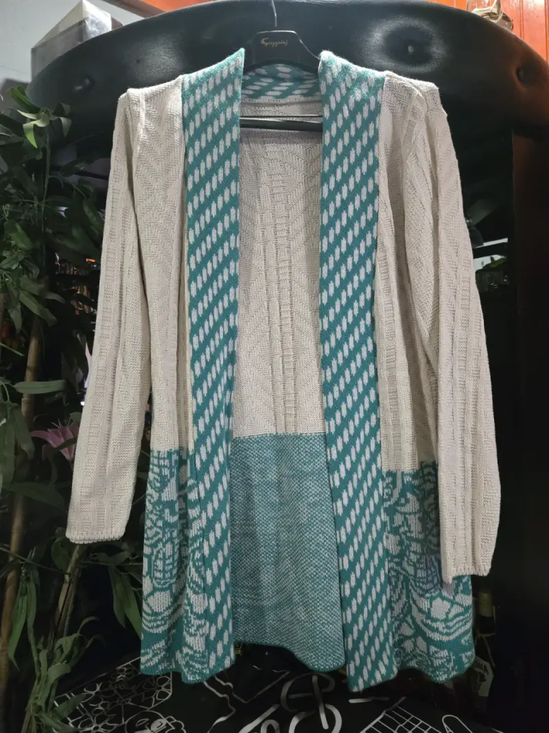 Cárdigan largo tejido beige y turquesa