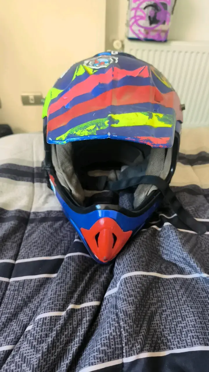 Casco de motocross con diseño colorido - 1