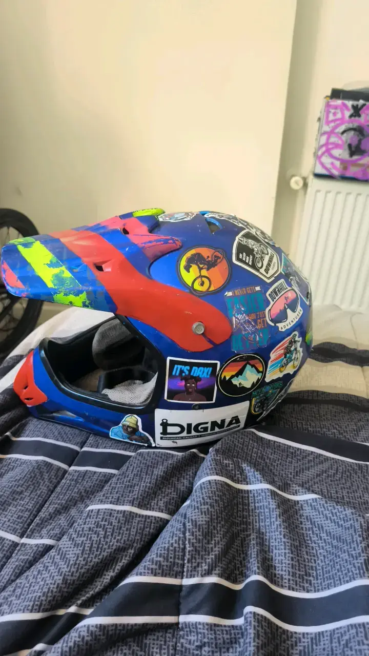 Casco de motocross con diseño colorido - 2