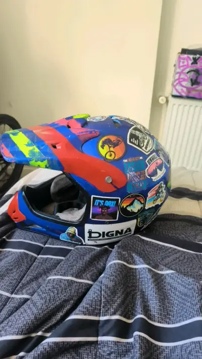 Casco de motocross con diseño colorido - miniatura 2