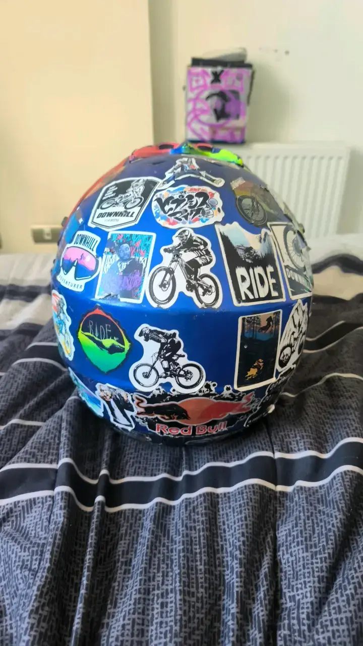 Casco de motocross con diseño colorido - 3