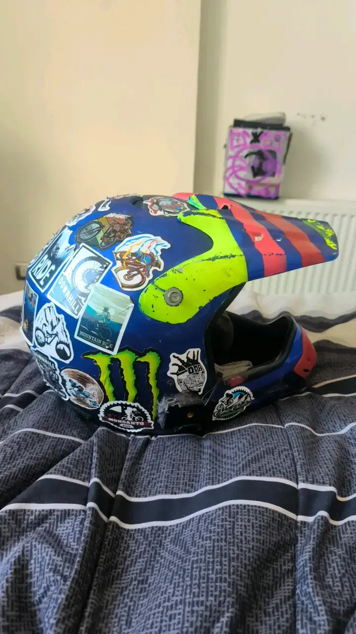 Casco de motocross con diseño colorido - 4