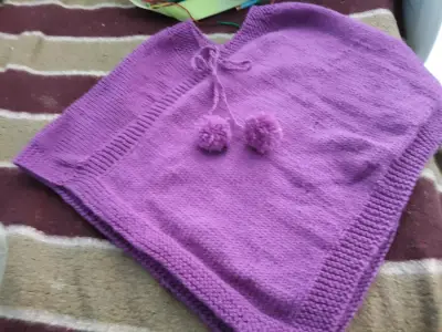 Poncho tejido a mano para niños en colores vibrantes - miniatura 1