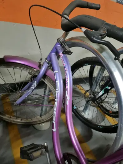 Bicicleta cruiser morada Lahsen en buen estado - miniatura 1