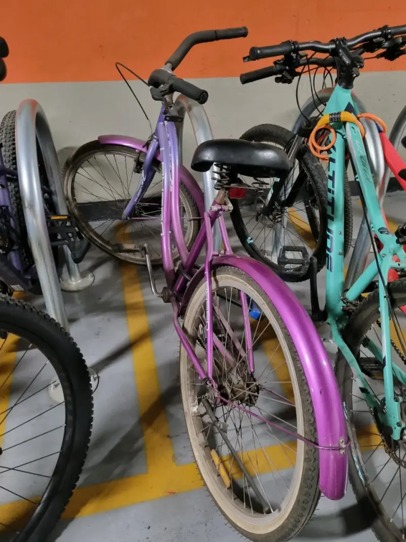 Bicicleta cruiser morada Lahsen en buen estado - 2