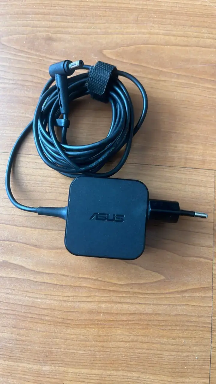 Cargador Asus para portátil - 1